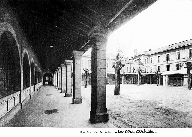 1920-1921-cour_centrale